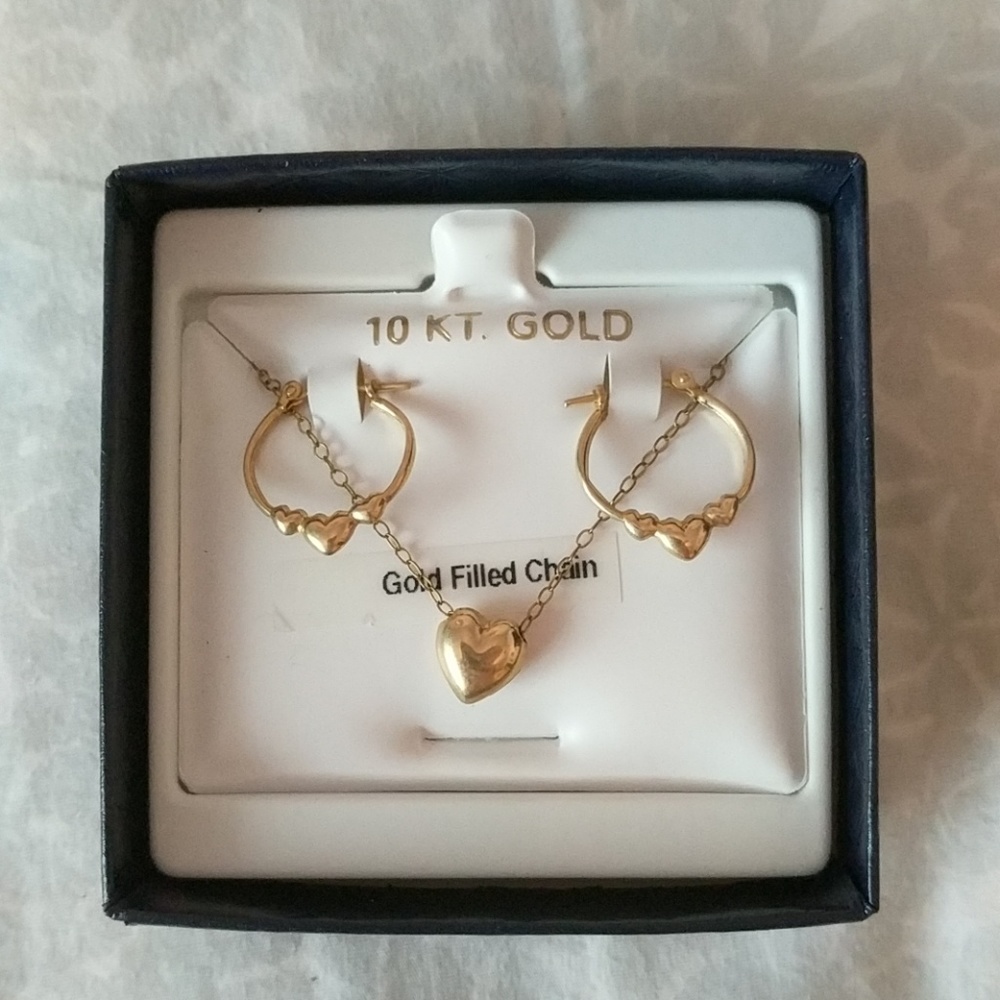 Necklace and earring set